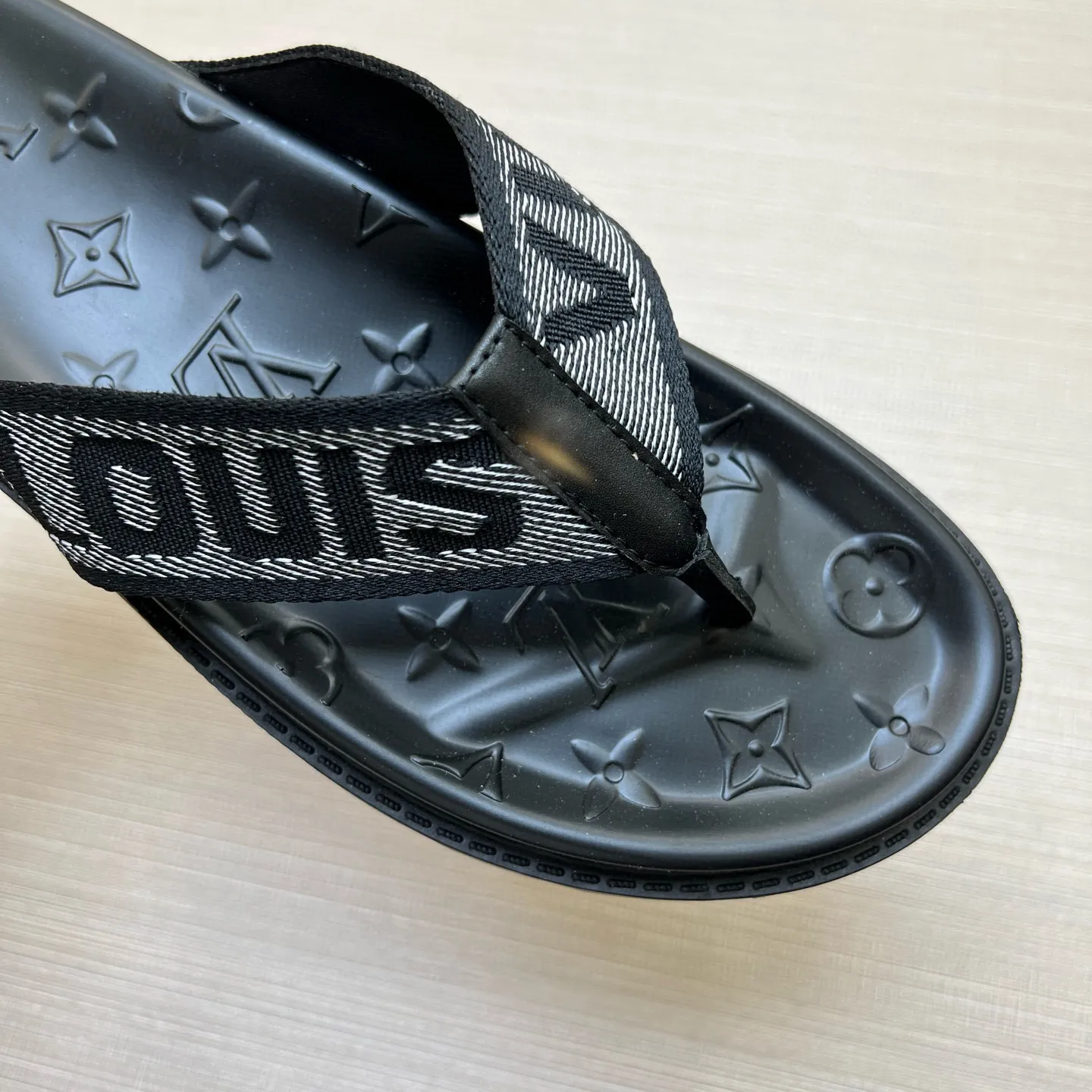 P270🏆Louis Vuitton 🏆[Louis Vuitton] Spring/Summer 2025 [Men's Flip Flops] 🎯🎯As an active family in the fashion industry ⭐ Lv is characterized by bold innovation ⚡Create this casual business style for Chinese fashionable men ✨The fabric is made of imported high-grade cowhide 🔥 Clean and neat ⚡Fashionable and elegant🌹Breathable, sweat-absorbent and deodorant👈So luxurious, high-end and domineering. 👍Must be sold if you repost the picture. Number of yards: 38--46. Color: 🎉 For large quantities. Welcome to repost.